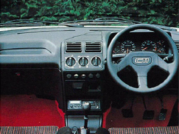 プジョー 205カブリオレ 1988年式モデル CTI AT のスペック詳細