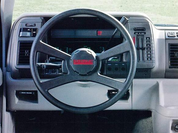 シボレー アストロ 1993年式モデル LT 4WD AT 左ハンドル の シボレー アストロ 1993年式モデル LT 4WD AT 左ハンドル の