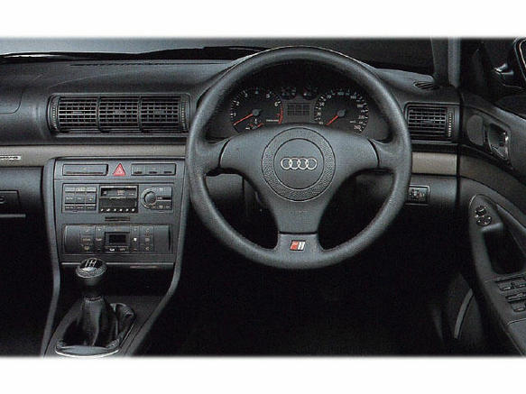 アウディ A4 1995年式モデル 2.4 クワトロ 4WD AT のスペック
