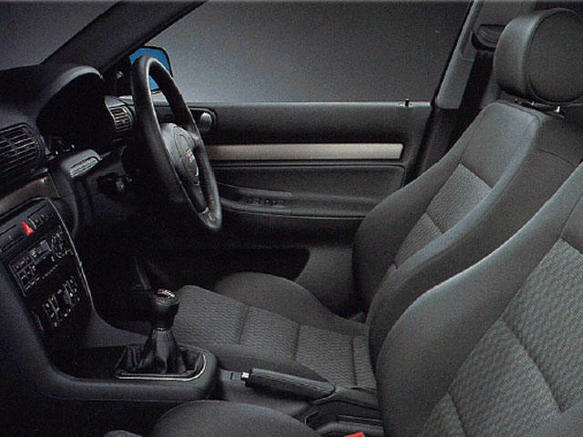 アウディ A4 1995年式モデル 2.4 クワトロ 4WD AT のスペック