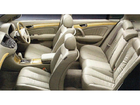 日産 シーマ 2001年式モデル 4.5 450VIP FOUR 4WD AT のスペック