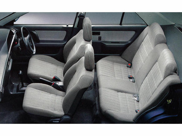 マツダ ファミリアセダン 1989年式モデル 1.8 GT-X 4WD MT の