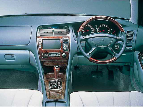 三菱 ディアマンテ 1995年式モデル 2.5 エスパーダ 4WD AT の