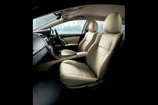 新型アベンシス Li（内装色：グレージュ）