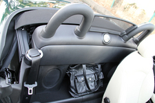 BMW ミニ（MINI）ロードスター 運転席・助手席後ろの収納スペース