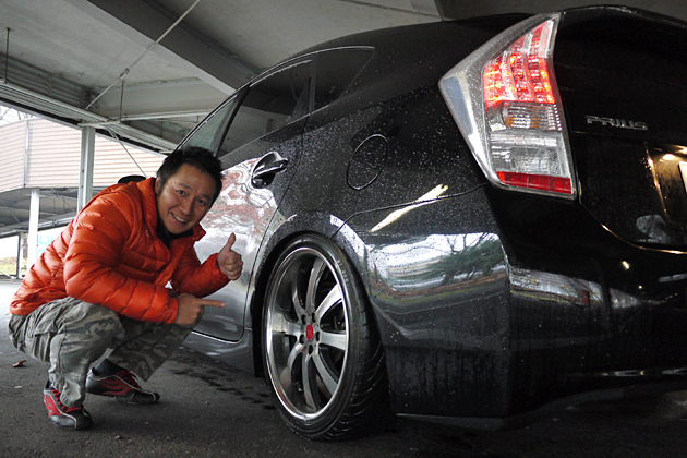 井入宏之選手と愛車の「トヨタ プリウス」