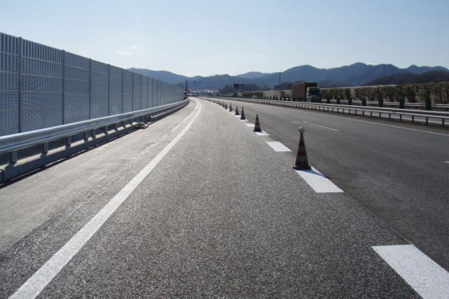 画像は中央道 元八王子地区に新しく完成した「ゆずり車線」