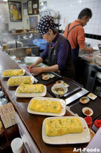 食堂 さくら屋[静岡県静岡市清水区由比]　カウンターに並ぶ「特製玉子焼」