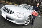 岩田京子さんと愛車のメルセデス・ベンツ SL500