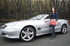 岩田京子さんと愛車のメルセデス・ベンツ SL500