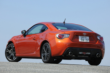 トヨタ 86(ハチロク) GT[6速 SPDS／ボディカラー：オレンジメタリック] リアエクステリア