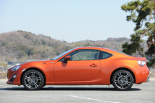 トヨタ 86(ハチロク) GT[6速 SPDS／ボディカラー：オレンジメタリック] サイドエクステリア