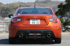 トヨタ 86(ハチロク) GT[6速 SPDS／ボディカラー：オレンジメタリック] リアエクステリア