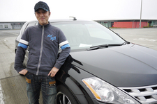 峰尾恭輔選手と愛車の日産 ムラーノ