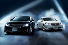 左:2.5アスリート “Premium Edition” (ブラック)/右:2.5ロイヤルサルーン “Premium Edition” (ホワイトパールクリスタルシャイン)