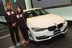 BMW 新型320iと細田雄一選手（左）／上田藍選手（右）