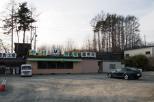 養鶏場「中村農場」直売所　大きな駐車場もお昼時はいっぱいに