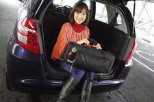 西川綾子さんと愛車のホンダ フィット