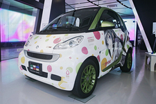 「魔法少女まどか☆マギカ」痛車のスマートEV