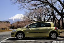独創的なスタイリングがステキ、Art-Foodsさんの愛車「ルノー メガーヌ」と、美しい霊峰「富士山」の見事なハーモニー