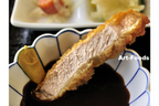 富士宮「ふじしげ」のとんかつ定食　地元・朝霧高原名産の「朝霧ヨーグル豚」は軽くサッパリした脂質なのに味わい深い肉質 で、 ほっくりとした柔らかさが印象的