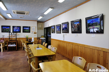 富士宮「ふじしげ」店内には、全日本富士写真連盟・静岡県東部支部の方々が自慢の作品を展示中。名峰富士山の写真が地元ならではの目線で撮影されている。