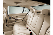 BMW NEW 3シリーズ セダン ロングホイールベースバージョン リアシート周り