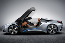 「BMW i8 コンセプト スパイダー」ガルウィングドア サイドビュー