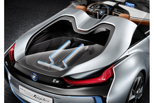 「BMW i8 コンセプト スパイダー」リアには電動スクーター「Eキックボード」を2台搭載！