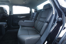 日産 新型 シーマ ハイブリッド クラストップレベルの後席足元空間