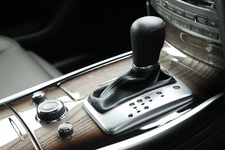 日産 新型 シーマ ハイブリッド 銀粉本木目フィニッシャー