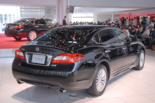 日産 新型 シーマ ハイブリッド　リア