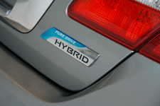 日産 新型 シーマ ハイブリッド ハイブリッドエンブレム