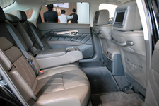 日産 新型 シーマ ハイブリッド リアシート