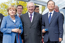 左からドイツのメルケル首相、マルティン ヴィンターコルン・フォルクスワーゲンAG CEO(最高経営責任者)、中国の温家宝首相