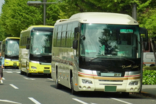 主要ターミナル駅に集まり発着する「ツアーバス」