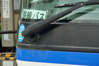 「路線バス」の表示を掲げる乗り合いバス