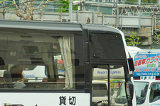 「貸切」の表示を掲げた車両を使用するツアーバス