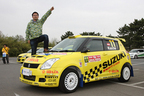 ラリーカー的表彰台ポーズをバッチリ決める小野さん[2007年式 スズキ スイフト スポーツ(MT)]