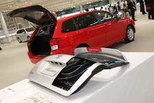 新型 カローラ フィールダー　リアゲートは樹脂パネルを使用し軽量化を図った[新型「トヨタ カローラ アクシオ／カローラ フィールダー」新型車 発表会速報]