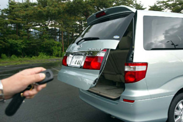 リモコンでハッチバックを開けている図