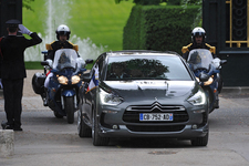 フランスのフランソワ・オランド新大統領が「シトロエン DS5」で就任パレード 4