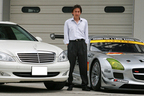 竹内浩典選手と愛車のメルセデス・ベンツ S350（左）／#52 GREEN TEC & LEON SLS「Mercedes-Benz SLS AMG GT3」（右）