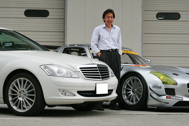 竹内浩典選手と愛車のメルセデス・ベンツ S350（手前）／#52 GREEN TEC & LEON SLS「Mercedes-Benz SLS AMG GT3」（奥）