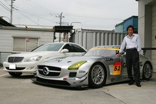 竹内浩典選手と愛車のメルセデス・ベンツ S350（奥）／#52 GREEN TEC & LEON SLS「Mercedes-Benz SLS AMG GT3」（手前）