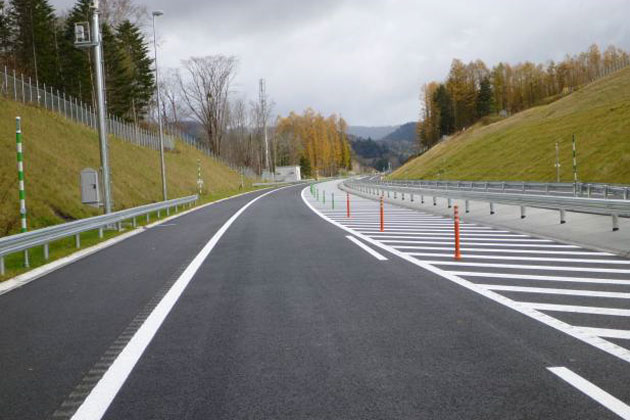 高速道路各社 高速ツアーバス事故を踏まえ現行基準に満たないガードレール の取り換えを実施 業界先取り 業界ニュース 自動車ニュース21国産車から輸入車まで Mota