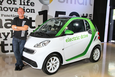 メルセデス・ベンツ日本　ニコラス・スピークス社長と、スマートの電気自動車「smart fortwo electric drive」