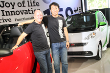（左から）メルセデス・ベンツ日本 ニコラス・スピークス代表取締役兼CEO、同・ 上野金太郎副社長