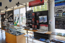 NETZ SPORT「AREA 86」[千葉県千葉市美浜区]　店内にはオリジナル商品を始めとした様々なパーツが並ぶ。