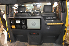 日産 NV200「ニューヨークタクシー」　運転席と客室は樹脂製のパーテションで区切られた。後席エアコン、大型モニターやUSB電源などが装備される。